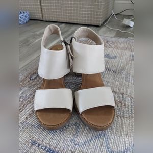 NWOT white chunky heels sz 8